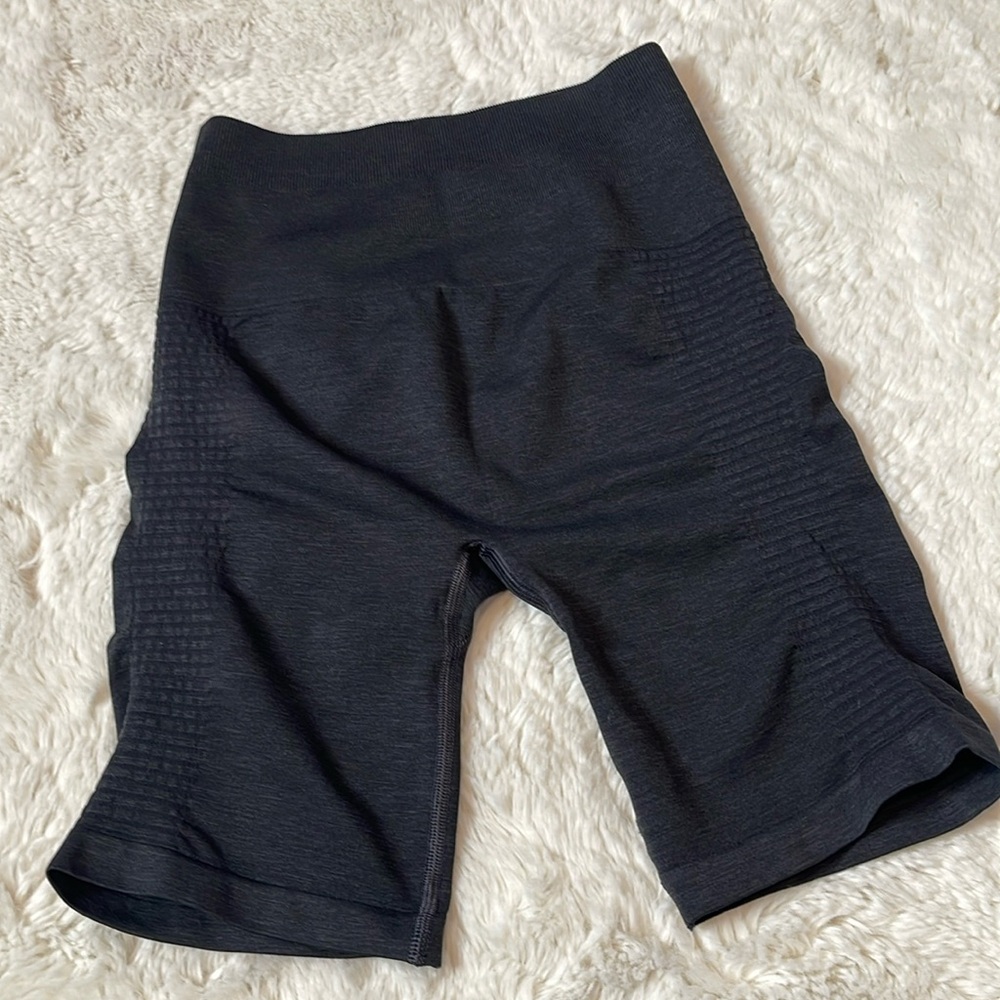 Alphalete Seamless Biker Shorts - SIZE: S